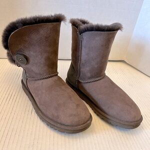 Ugg Australia winter snow Bailey button brown suede & sheepskin boots Sz-6. I